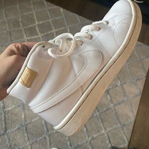 Court royale woman’s 8